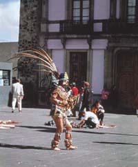 Bailarines reviven antiguas danzas aztecas