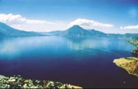 El lago de Atitl&aacute;n. 18 km de largo por 13 de ancho entre verdes monta&ntilde;as y tres volcanes.