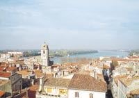 Desde el anfiteatro romano, la ciudad de Arl&eacute;s y el R&oacute;dano.