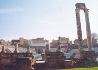 Teatro romano de Arl&eacute;s con las dos &uacute;nicas columnas que quedaron en pie.
