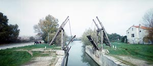 Tal como lo pint&oacute; Van Gogh, el viejo puente de madera en las afueras de la ciudad. 