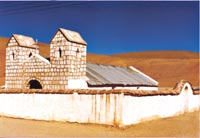 Blancos muros de adobe rodean iglesias y capillas de la Quebrada.