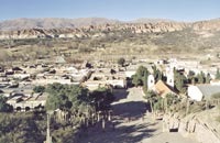 Humahuaca: El pueblo por una de sus t&iacute;picas calles empedradas.