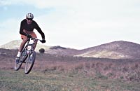 Buenas piernas, casco... y un salto por senderos agrestes.