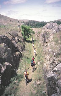 Un grupo de ciclistas por las estribaciones de Sierra de la Ventana.