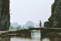 Paisaje vietnamita. Bicicletas y antiguos puentes de madera en la regi&oacute;n de Tam Coc.
