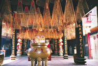Conos de varillas de incienso cuelgan frente a un templo vietnamita.