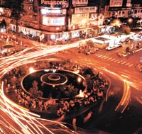 Un frenesí de luces en la noche de ciudad Ho Chi Minh.
