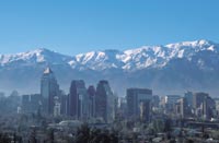 Santiago: Los altos edificios de la capital chilena no pueden competir con la imponencia de los Andes.