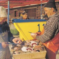 Pescadores y artesanos: sabores y recuerdos de viaje.