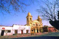 C&uacute;pulas con reminiscencias eslavas rematan dos torres campanario de la Catedral.