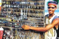 Artesan&iacute;a bahiense: aros, collares y pulseras de hueso.
