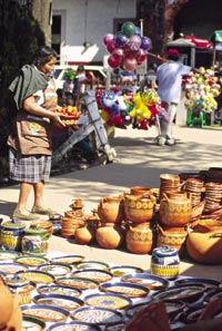 En la plaza San Francisco, artesan&iacute;as en el mercado de los martes. 
