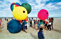 Finales del fr&iacute;o. Fiesta de globos en la playa de Gesell.