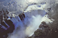 El arco iris ilumina las incalculables gotitas de agua que impregnan el aire.