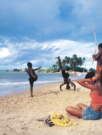 Los chicos ensayan pasos de capoeira en las playas de la isla de Tinharé.