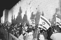 A lo largo de los muros, los derechistas jud&iacute;os reafirman lo que creen un derecho religioso y nacionalista.