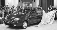 Aún en problemas financieros, la Daewoo hizo el esfuerzo de presentar su nuevo modelo Rezzo.
