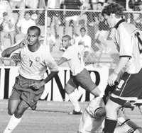 Ewerthon festeja su gol, mientras los chicos argentinos lo sufren de fondo.