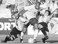 Entre Gianunzio y Rosales no pueden con la potencia de Adriano, figura del partido.