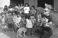 El dìa del show, León visitó una reserva de indios guaraníes, a los que les cantó “Sólo le pido a Dios”.