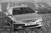 La hermosa silueta del Peugeot 607, la berlina del segmento H, recortada contra el fondo montañoso.