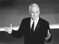 Steve Martin ofreció un efectivo monólogo de apertura, en el que se gastó todos los chistes.