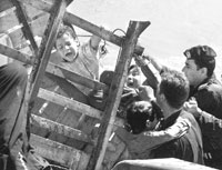 Evacuan un campo de palestinos, inundado por una cloaca israel&iacute;. 