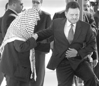 Arafat fue bienvenido ayer en Amman por el rey Abdul&aacute; de Jordania. 