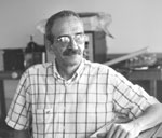 Mario Villani fue obligado a reparar las picanas. Tiene un archivo con fotos y nombres de 170 represores.