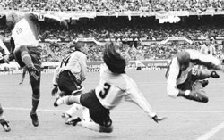                       bedoya, sorin, simeone y rincon van en busca de la pelota. de fondo, las tribunas repletas del estadio monumental.