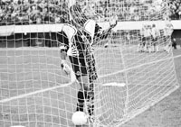 cordoba va a sacar la pelota del arco despues del gol de crespo.