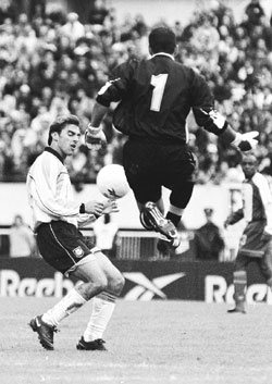 cordoba le gana a claudio lopez. el arquero fue figura en colombia.