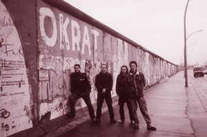 Argies en el Muro de Berlín, nada menos.