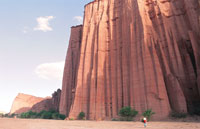 La Gran Muralla riojana: un farallón rojo en un desierto rojo.