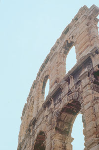 Arcos de la famosa Arena de Verona el coliseo romano que es hoy un templo de la l&iacute;rica mundial.
