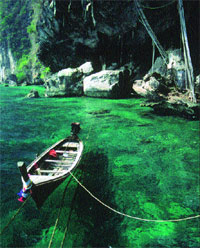 Cavernas en la costa y el mar de un color jade profundo.