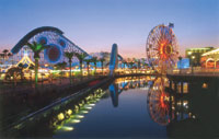El California Screamin' domina el sector Paradise Pier del nuevo parque. Es una monta&ntilde;a rusa de alta tecnolog&iacute;a con un giro de 360 grados oculto en la cara de Mickey Mouse. Atr&aacute;s, un juego que imita el despegue de un cohete.