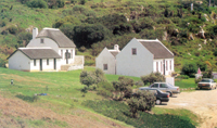 Las viejas casas de Mossel Bay, lugar del primer desembarco europeo en Sud&aacute;frica. Ass&iacute; se conserva el &aacute;rbol-correo usado por los navegantes portugueses.