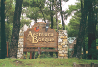 La entrada al complejo en los bosques.