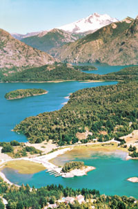 Una espectacular vista de los lagos y montañas al finalizar el verano.