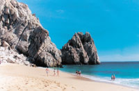 Como naves petrificadas, las montañas se adentran en el mar.