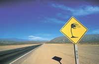 Como una flecha de asfalto, la Ruta 40 atraviesa los valles. Y el cartel alerta sobre el viento.