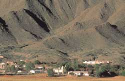 Pueblos y caseríos al pie de las monumentales montañas salteñas.