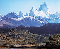 El pueblo de El Chalt&eacute;n se empeque&ntilde;ece a&uacute;n m&aacute;s bajo los cerros Torre y Fitz Roy.