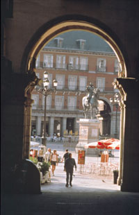 Una recova permite espiar la Plaza Mayor desde el marco singular que le dan los altísimos arcos.