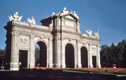 La Puerta de Alcalá. Tan emblemática como el Arco de Triunfo francés.