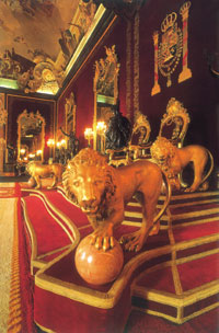El salón del trono del Palacio Real. Los leones provienen del antiguo Alcázar.