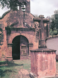La capilla y la cruz atrial del Humilladero, del año 1553, en Pátzcuaro.