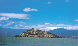 En el lago de Pátzcuaro, la isla de Janitzio, palabra que significa cabello de elote.